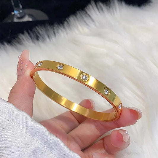 Akira Bangle